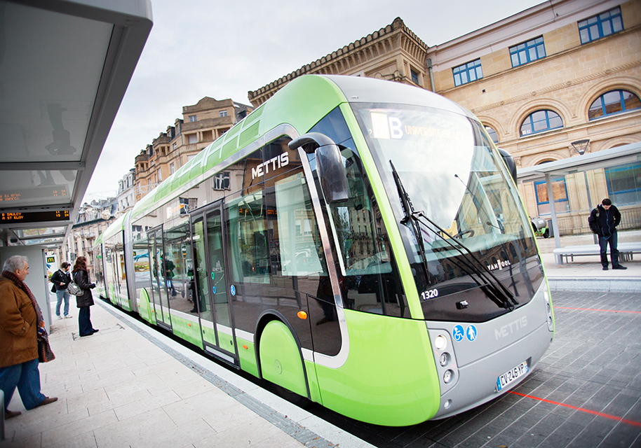 Grüner Bus an einer Haltestelle in der französischen Stadt Metz
