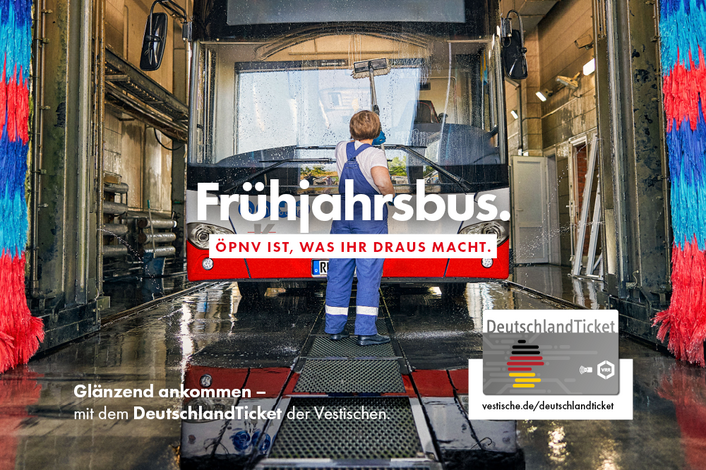 Bus in der Waschstraße mit DeutschlandTicket Abbildung