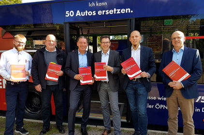 Gruppenbild bei der Veranstaltungsreihe Mobiler Zukunftsdialog in Gelsenkirchen mit Vertretern aus Politik, Verwaltung und von der Vestischen