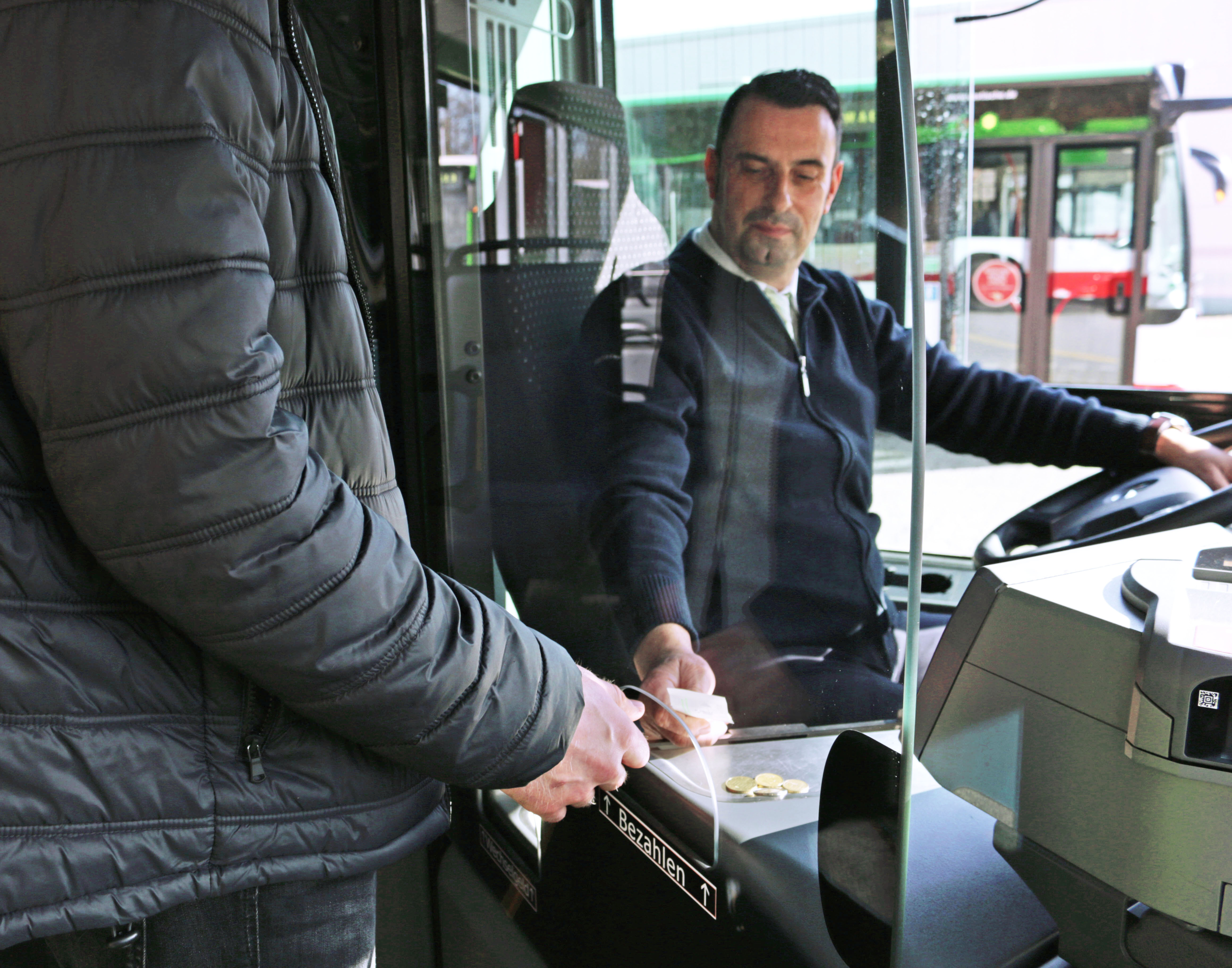 Fahrscheinverkauf im Bus Fahrscheinverkauf im Bus